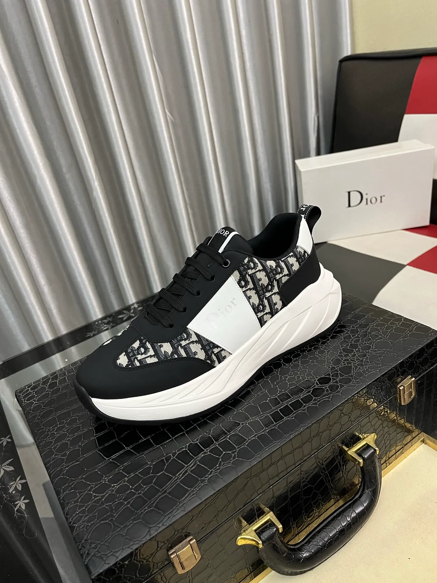 Men's shoes💰438⌚️⌚️[Dior] Dior's new men's genuine leather casual shoes, the highest version on the market, any comparison is welcome🆚! The original leather has excellent texture and is super high-end! Fetal sheep net lining imported from Italy, removable pad! Luxurious materials and fine workmanship, highly recommended! Code number: 38-442️⃣Colors available